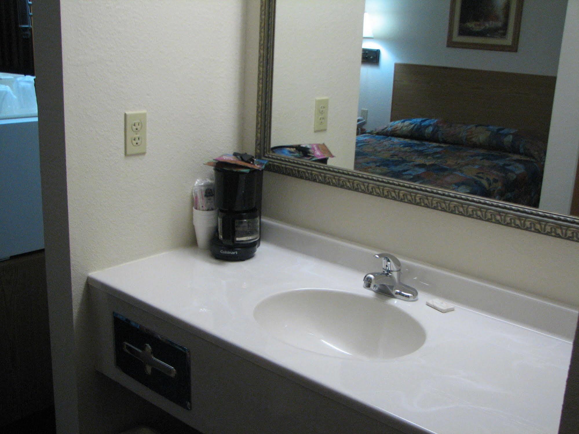 Travelodge By Wyndham Fort Scott Luaran gambar